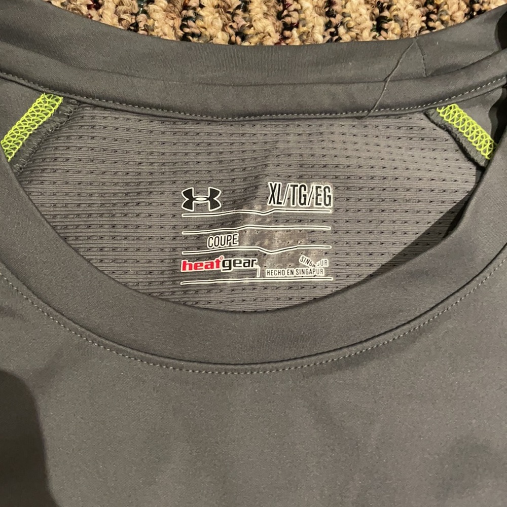 Grey under armour run heat gear t shirt with neon - Picture 3 of 3